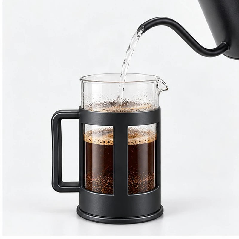 Agua caliente vertiéndose sobre el café dentro de la prensa francesa.