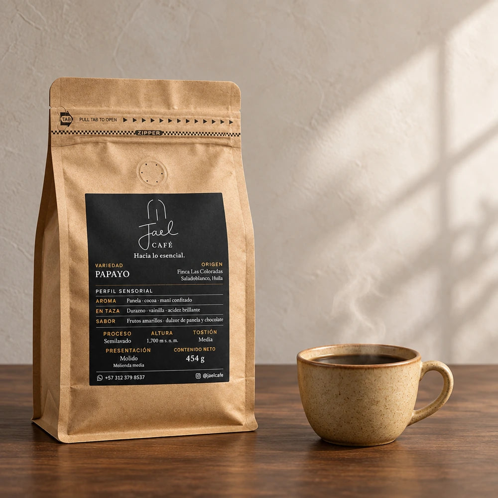 Bolsa Blend Colombia JAEL junto a una taza de café