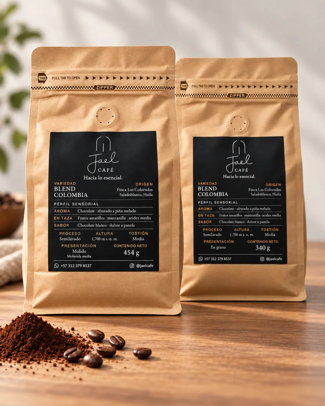 Dos presentaciones de café Blend Colombia JAEL: 454 g molido medio y 340 g en grano, sobre una mesa con café molido y granos