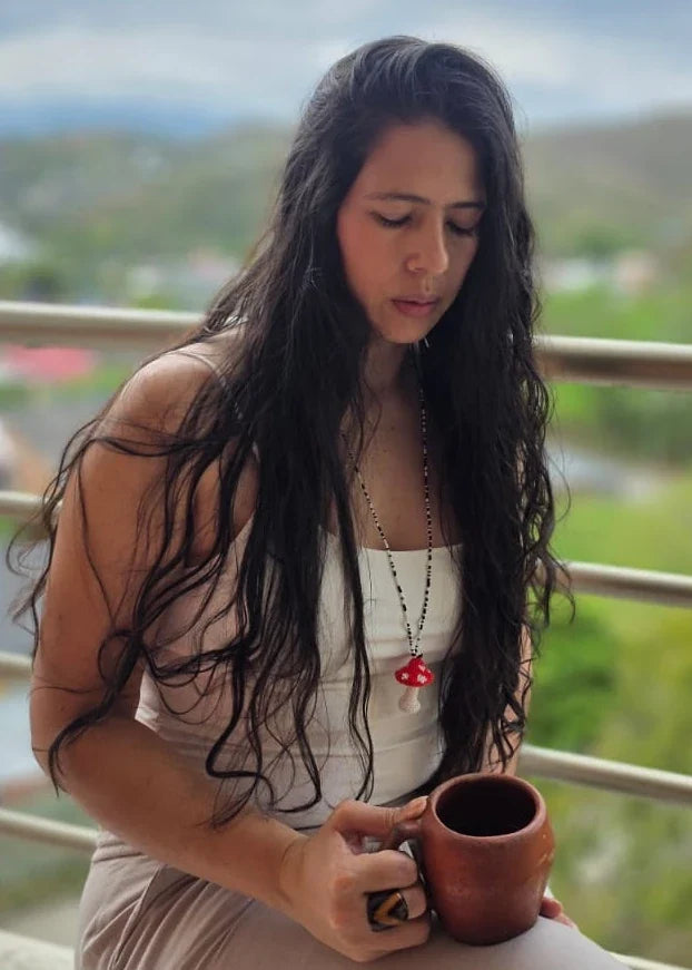 Nancy sostiene una taza de café en un momento de pausa