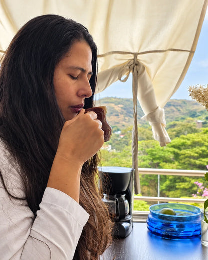Momento de pausa y disfrute con una taza de café JAEL