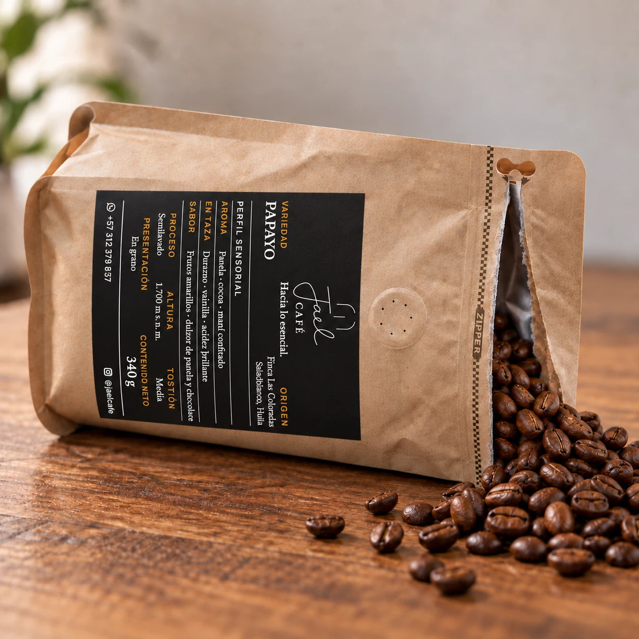 Bolsa de café Papayo JAEL abierta con granos tostados
