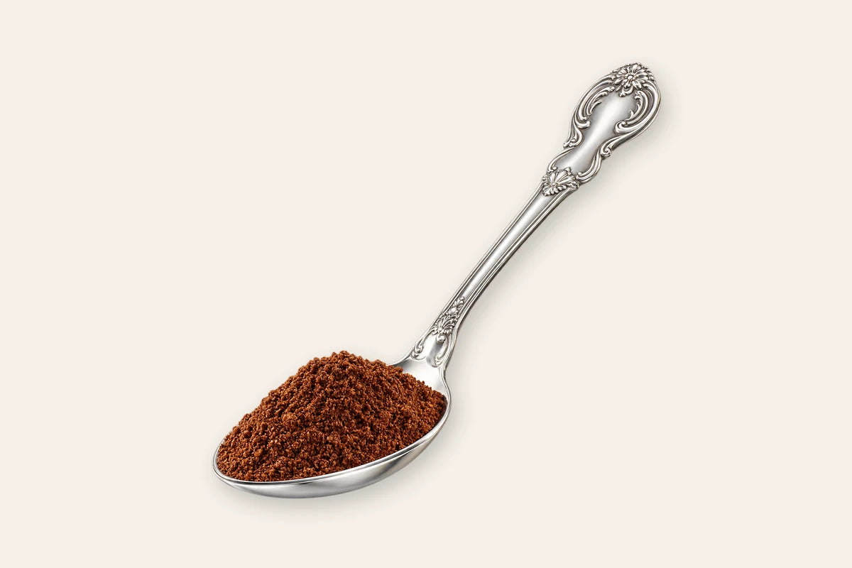 Cuchara grande con café molido; para medir se debe retirar el exceso hasta dejar el café raso.