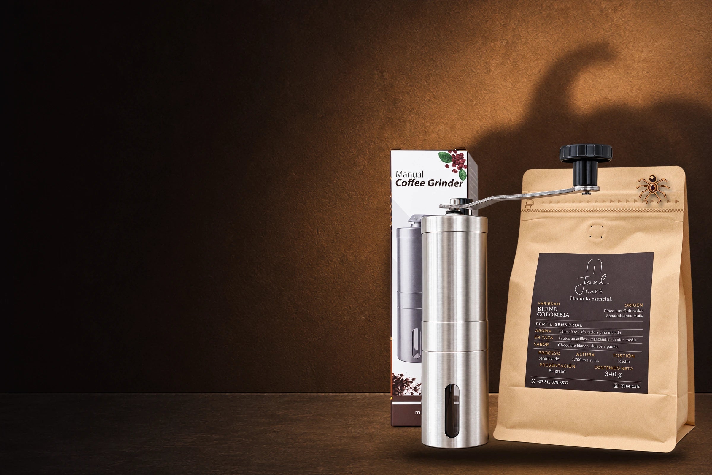 Molino manual, su empaque y café Blend Colombia en una escena nocturna de Halloween