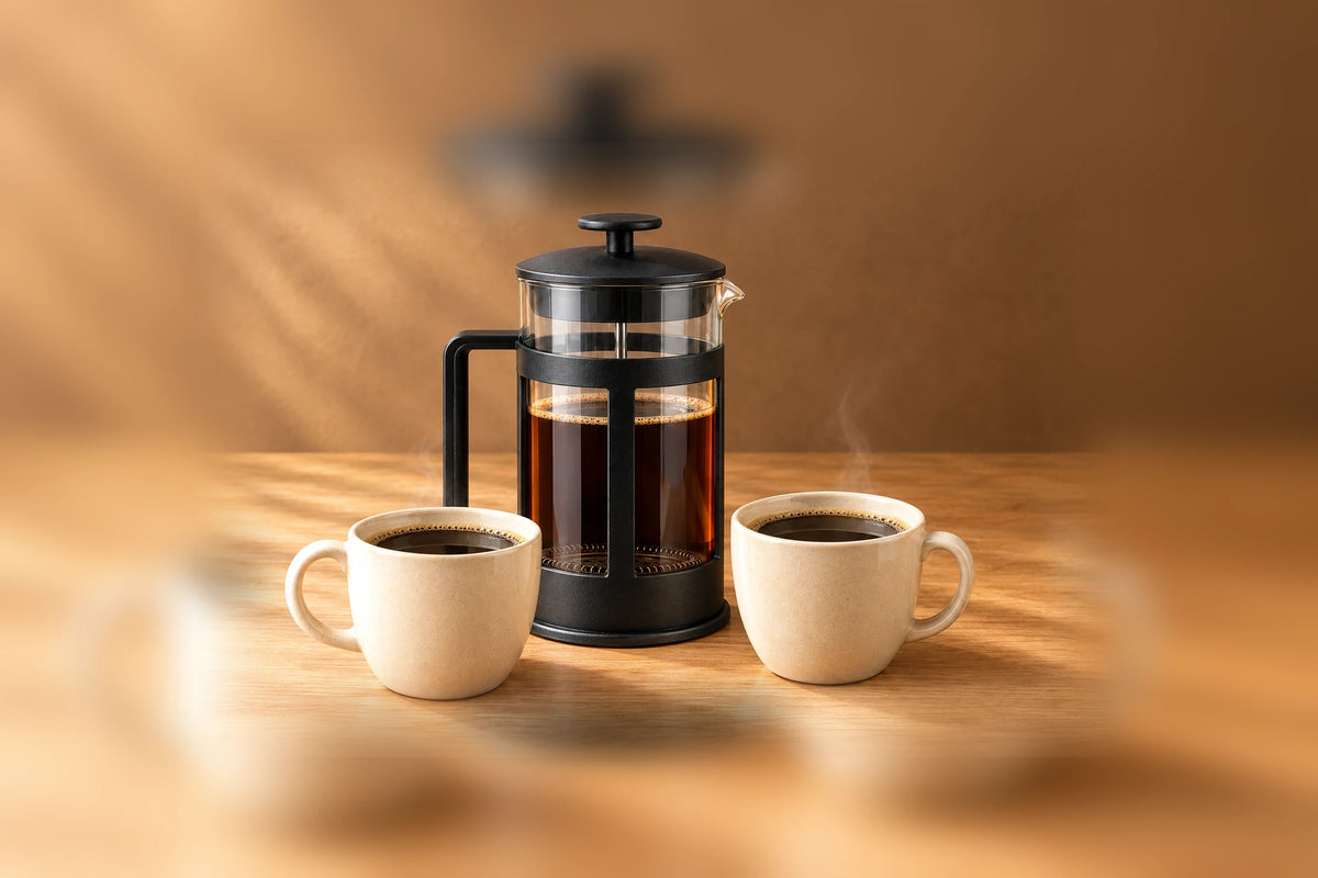 Prensa francesa con café y dos tazas servidas para compartir
