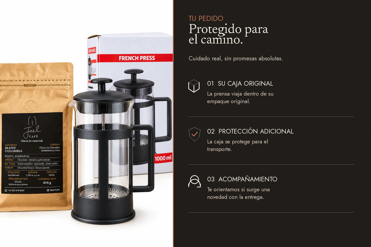 Prensa francesa, caja original y café JAEL preparados como parte del kit